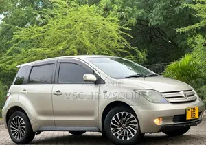 Toyota IST 2004 Gold