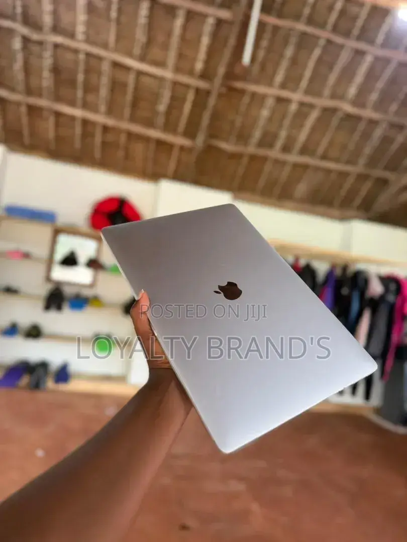 New Laptop Apple MacBook Pro 2018 16GB Intel Core i7 SSD 256GB