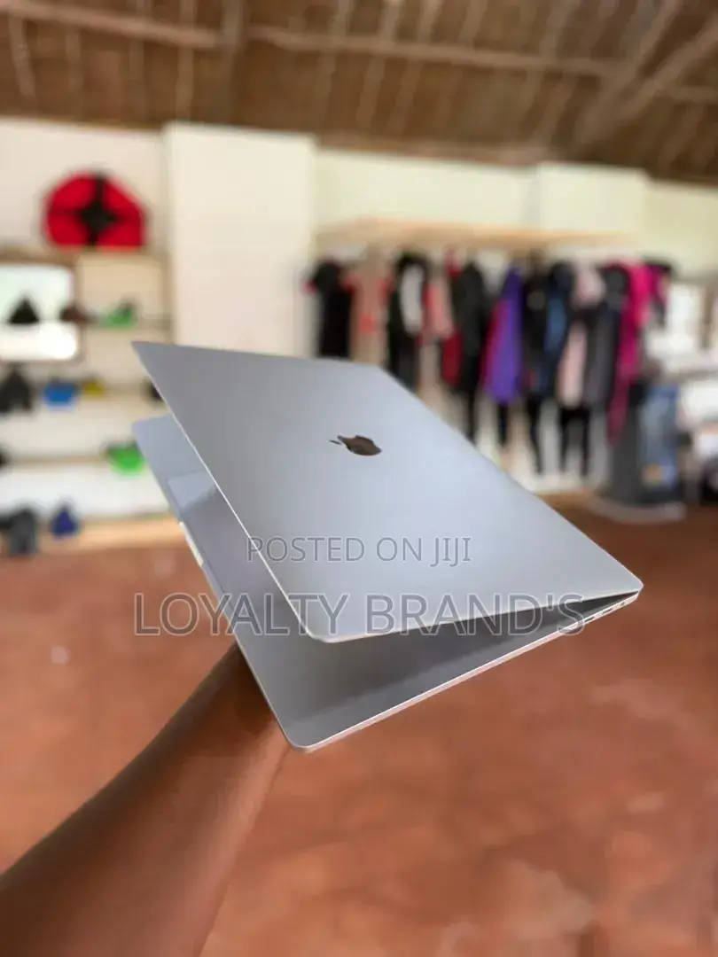 New Laptop Apple MacBook Pro 2018 16GB Intel Core i7 SSD 256GB