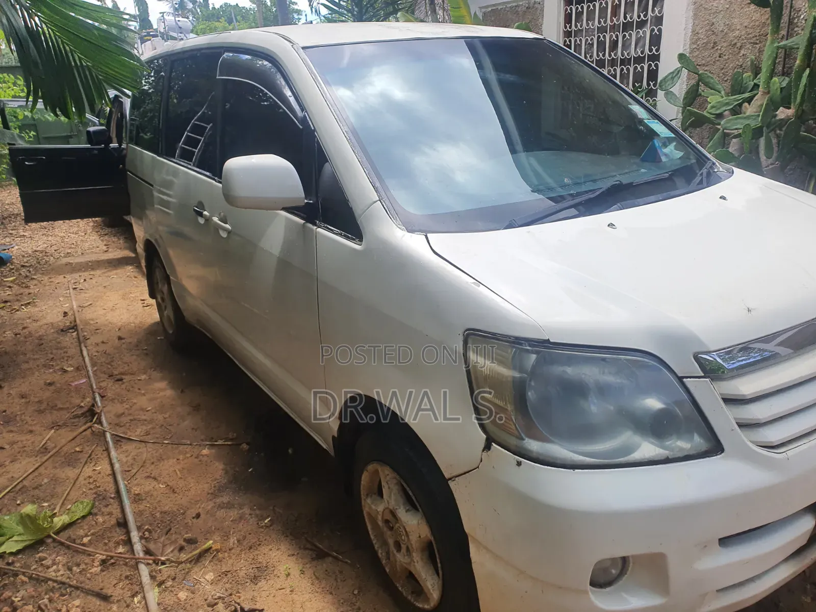 Toyota Noah 2.0 AWD (8 Seater) 2002 White