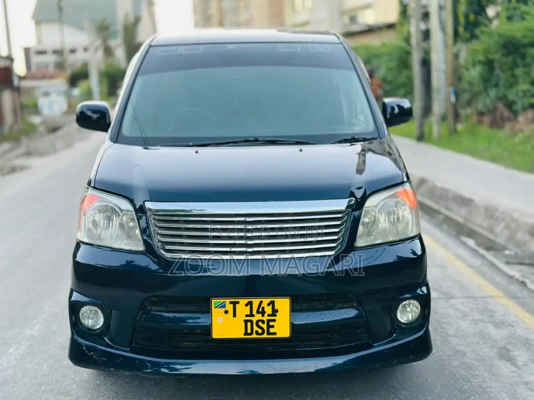 Toyota Noah 2004 Blue