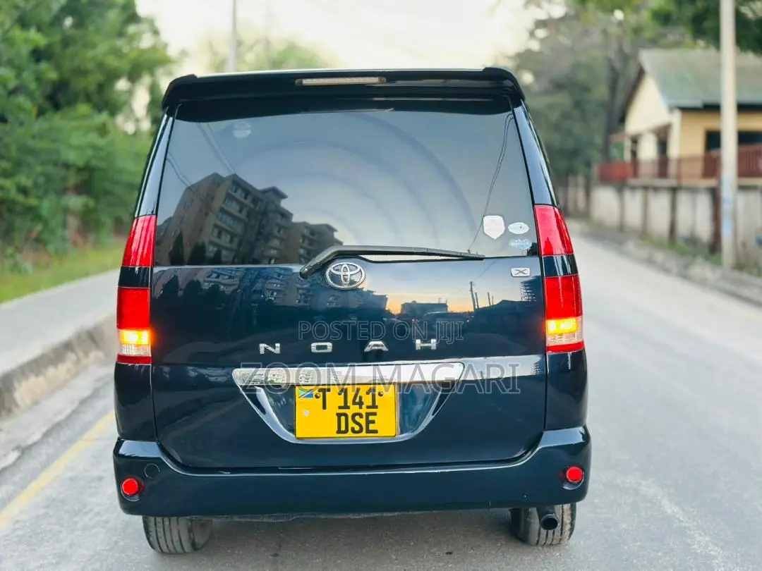 Toyota Noah 2004 Blue