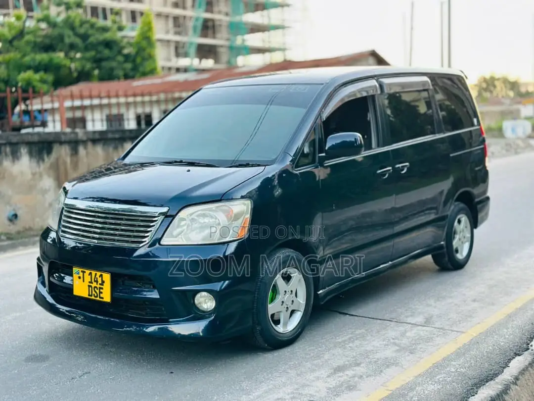 Toyota Noah 2004 Blue