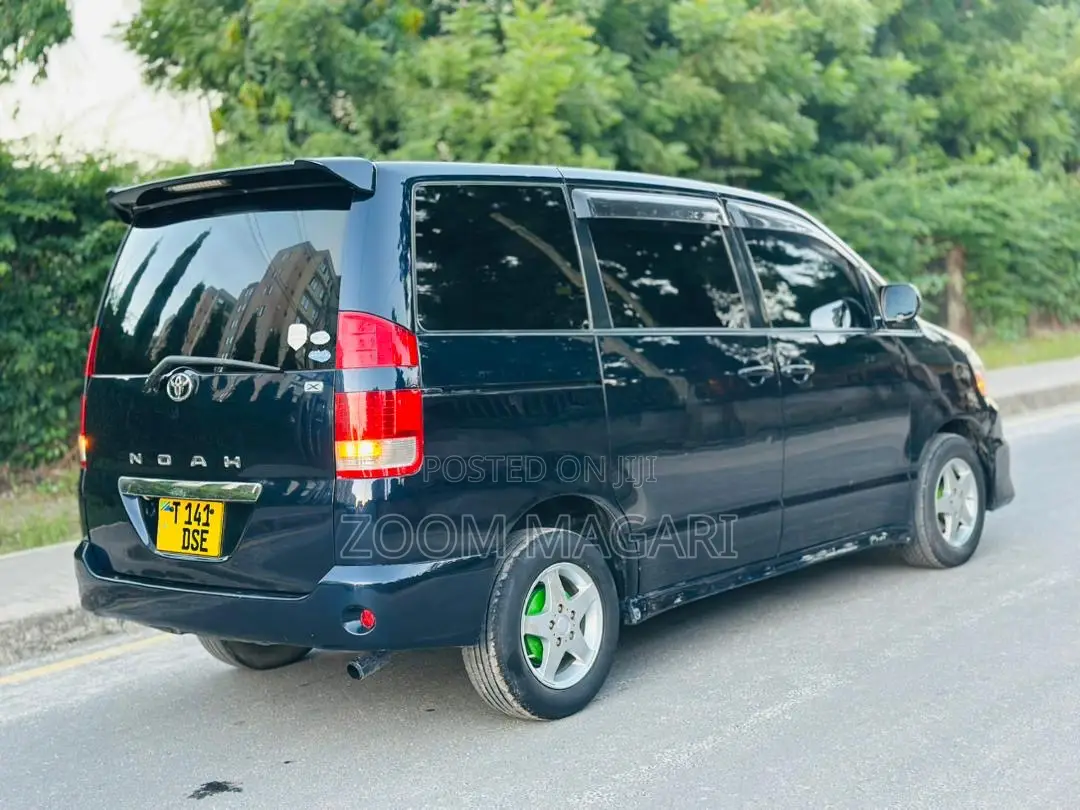 Toyota Noah 2004 Blue
