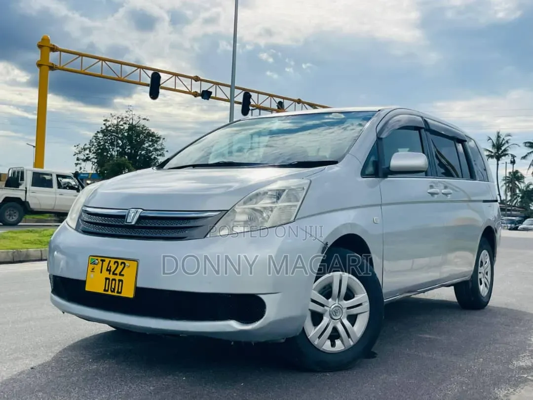 Toyota ISIS 2006 Silver