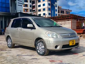 Toyota Raum 2004 Gold