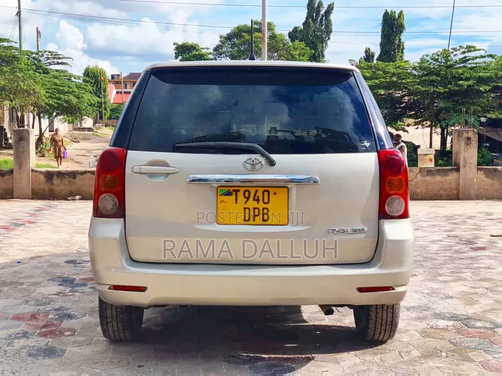 Toyota Raum 2004 Gold