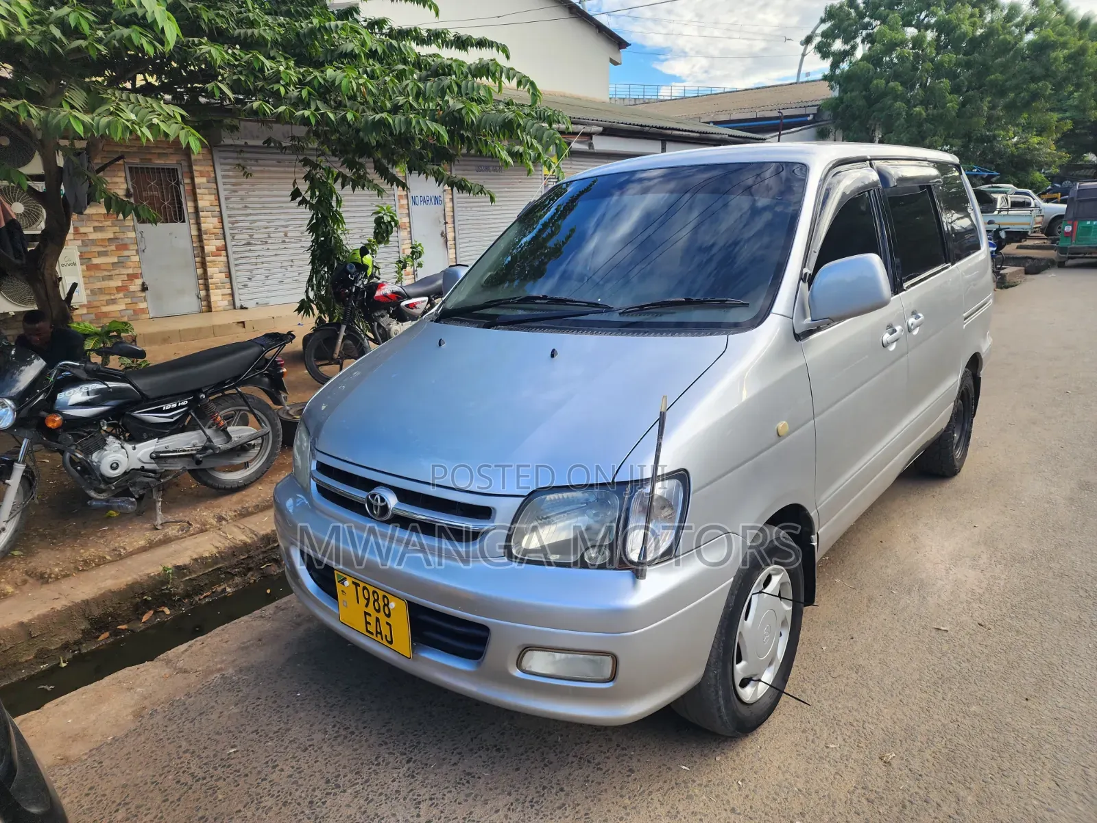 Toyota Noah 2.0 FWD (8 Seater) 2001 Silver