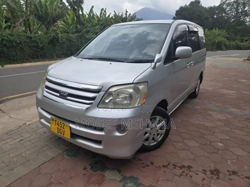 Toyota Noah 2006 Silver