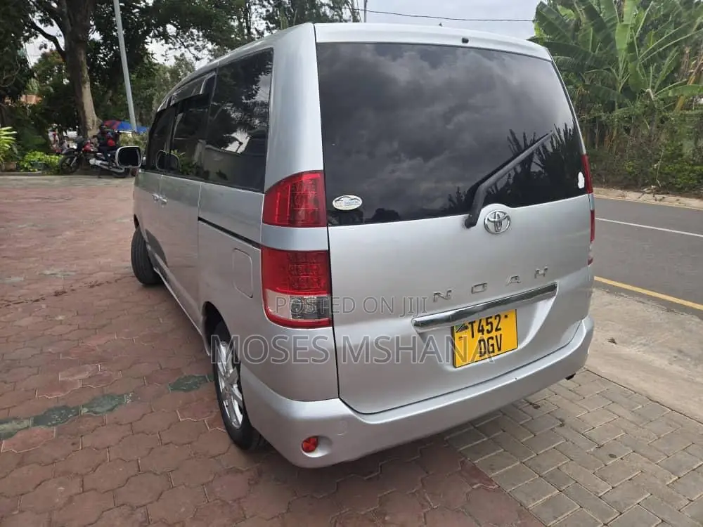 Toyota Noah 2006 Silver