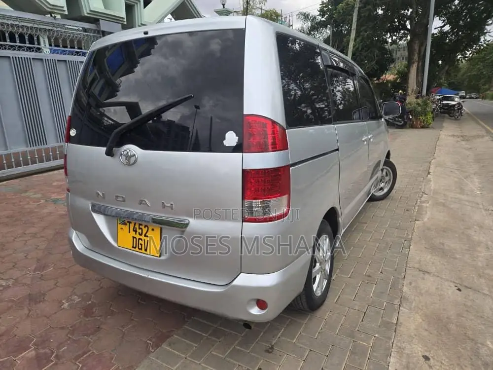 Toyota Noah 2006 Silver