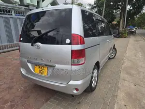 Toyota Noah 2006 Silver
