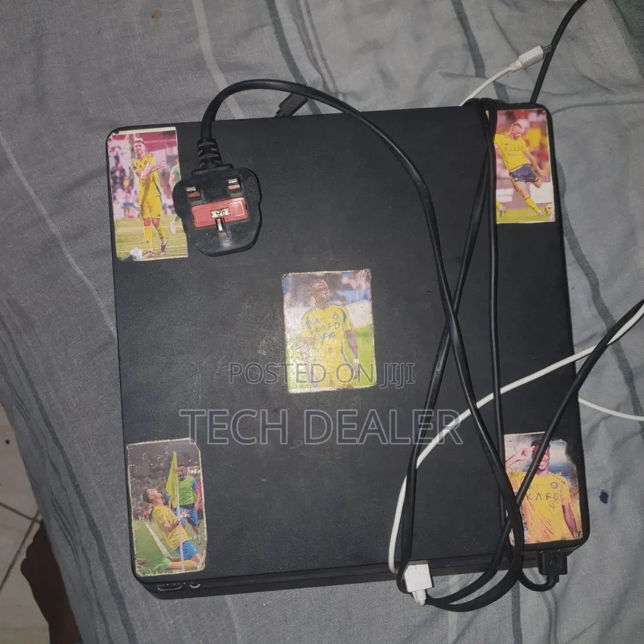 Playstation 4 Slim.