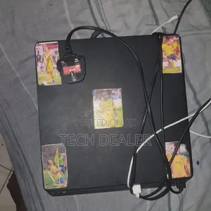 Playstation 4 Slim.