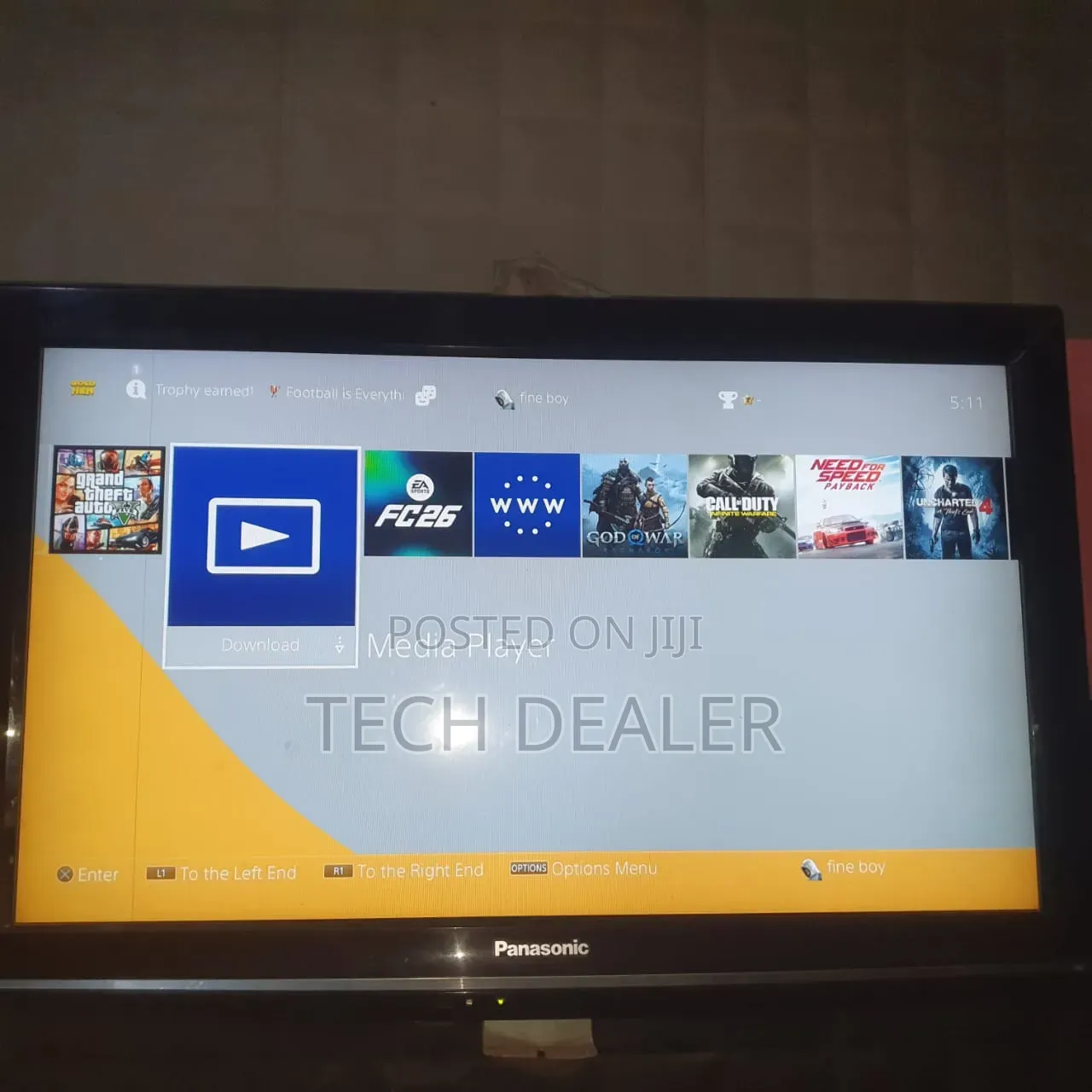 Playstation 4 Slim.