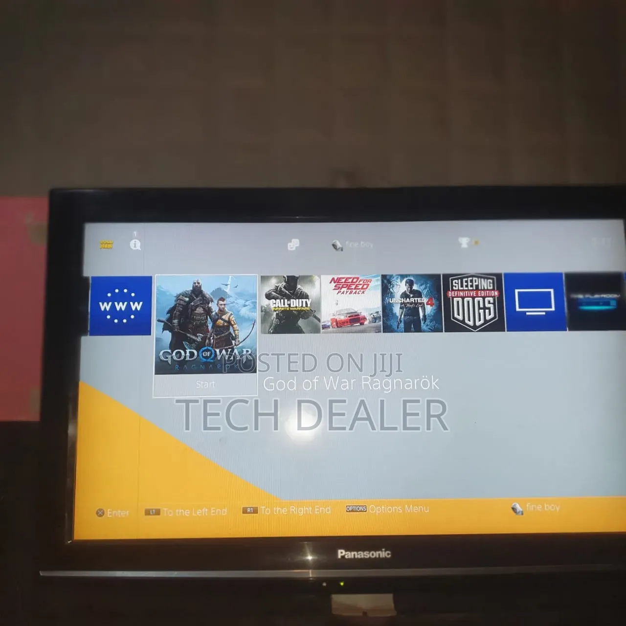 Playstation 4 Slim.