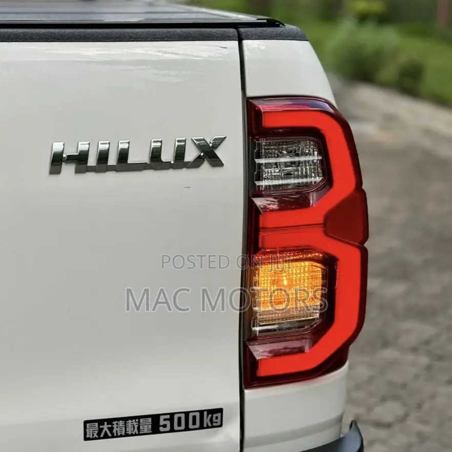 Toyota Hilux 2022 White