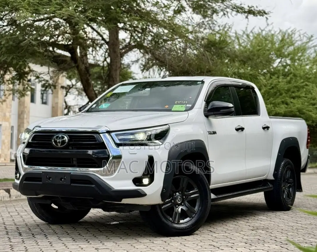 Toyota Hilux 2022 White