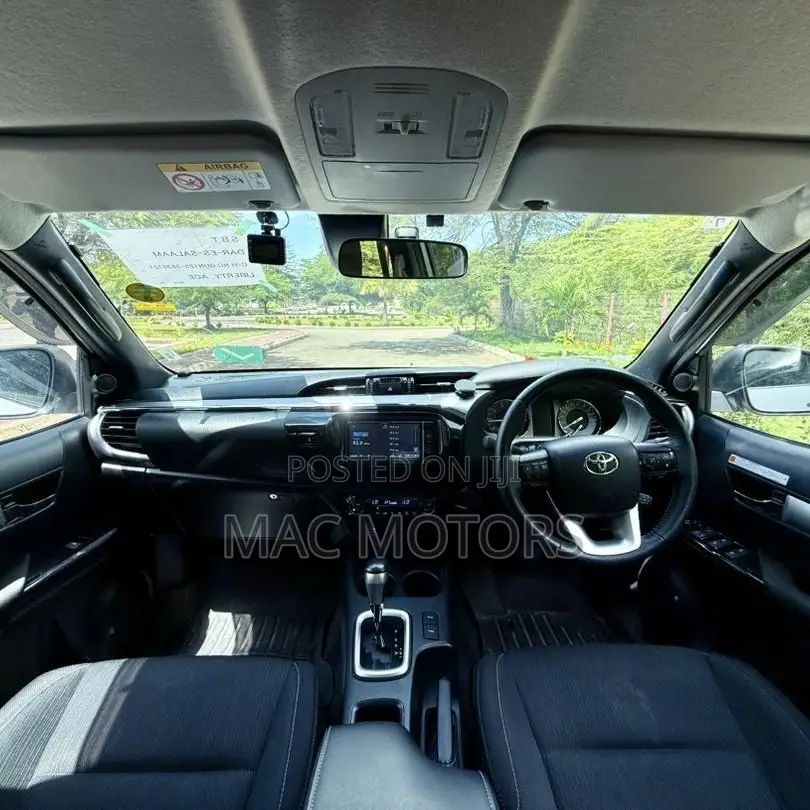 Toyota Hilux 2022 White