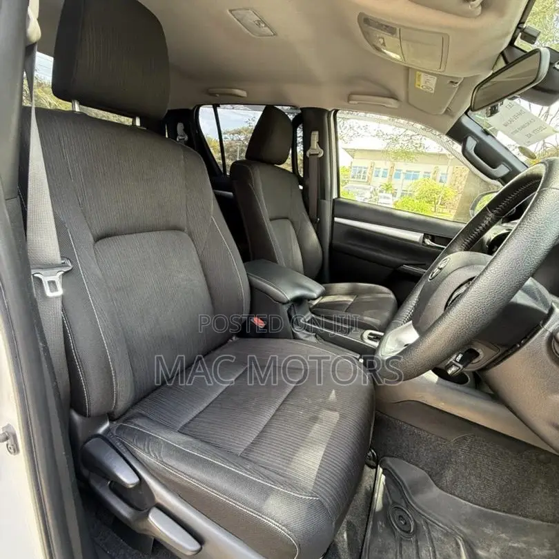 Toyota Hilux 2022 White