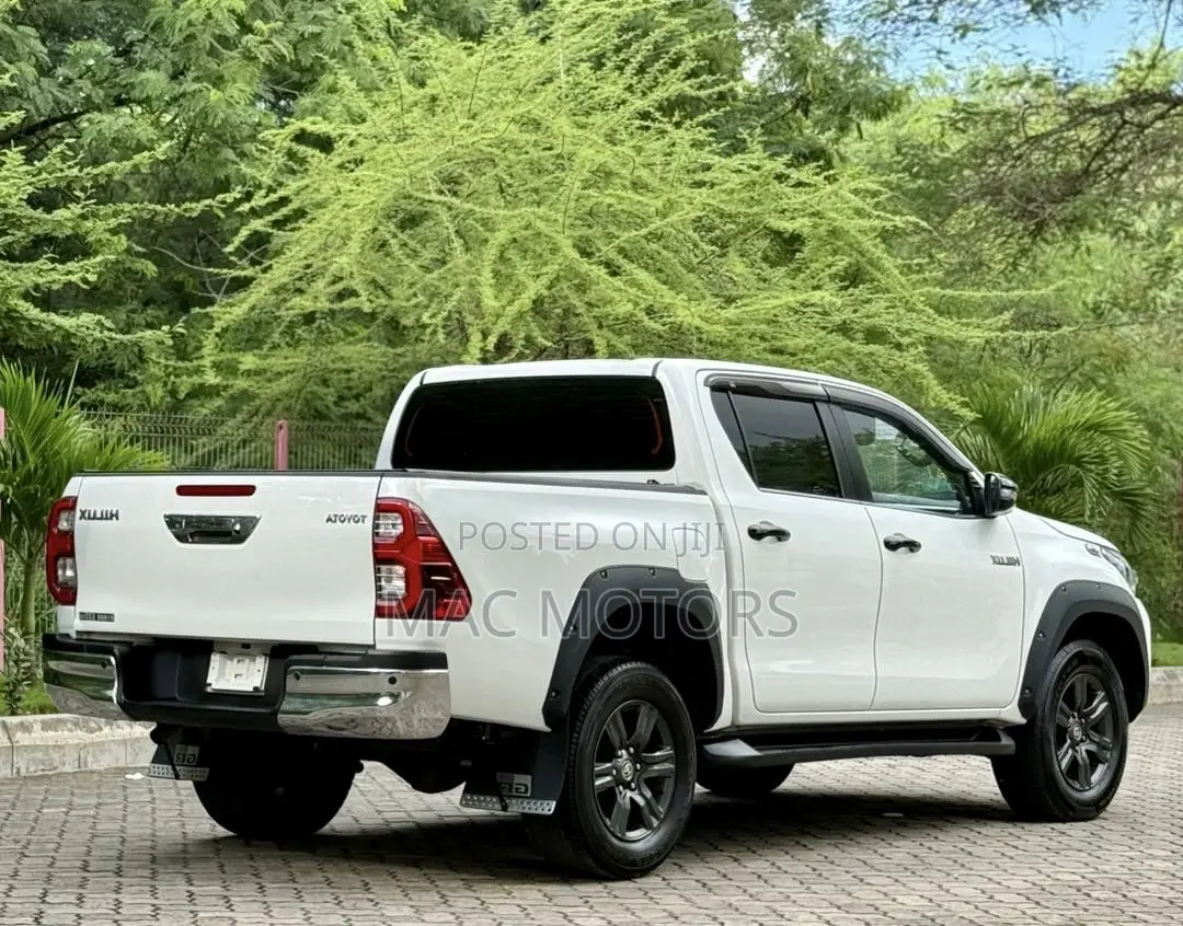 Toyota Hilux 2022 White