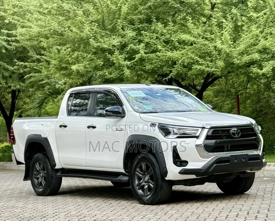 Toyota Hilux 2022 White
