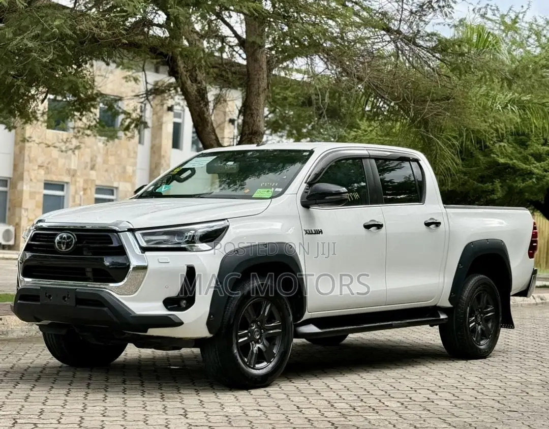 Toyota Hilux 2022 White