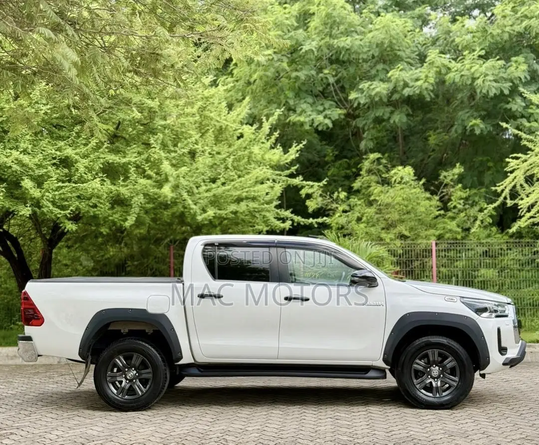 Toyota Hilux 2022 White