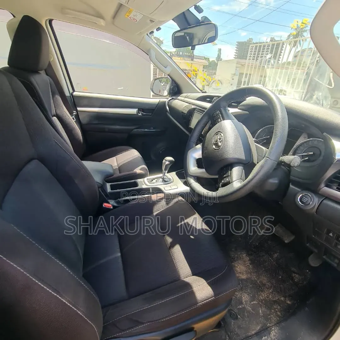 Toyota Hilux 2020 White