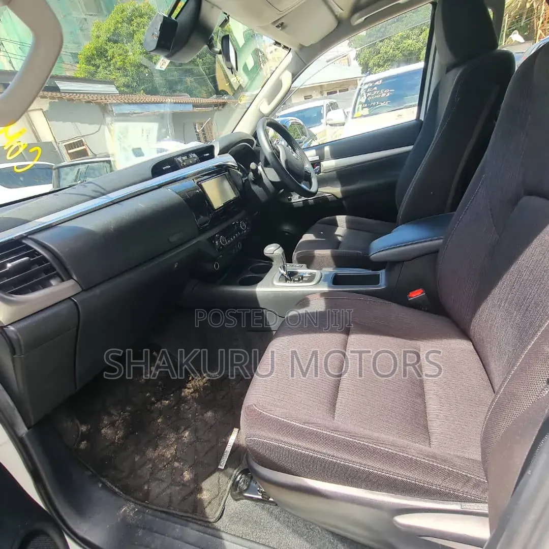 Toyota Hilux 2020 White