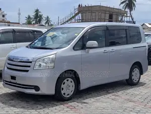 Toyota Noah 2.0 143hp AWD (7 Seater) 2009 Silver