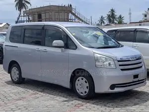 Toyota Noah 2.0 143hp AWD (7 Seater) 2009 Silver