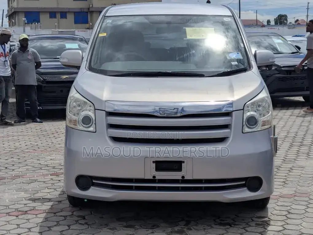 Toyota Noah 2.0 143hp AWD (7 Seater) 2009 Silver