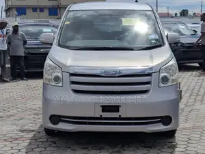 Toyota Noah 2.0 143hp AWD (7 Seater) 2009 Silver