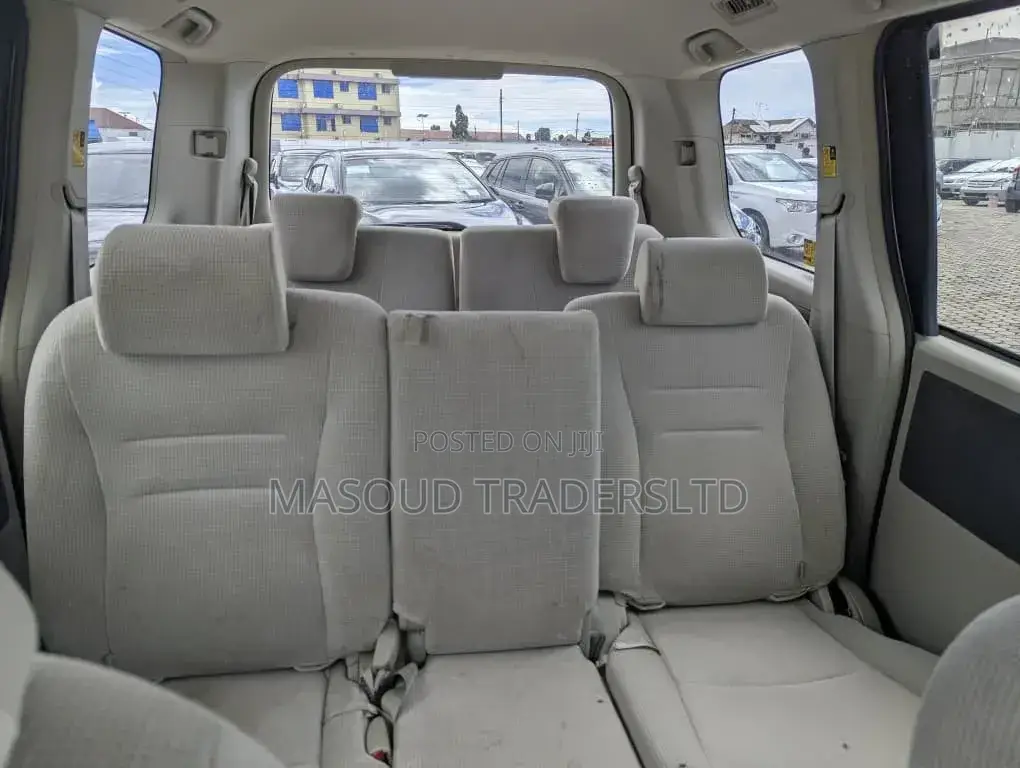 Toyota Noah 2.0 143hp AWD (7 Seater) 2009 Silver