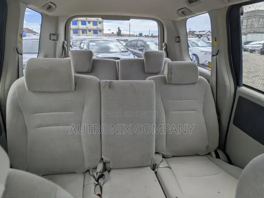 Toyota Noah 2.0 143hp AWD (7 Seater) 2009 Silver
