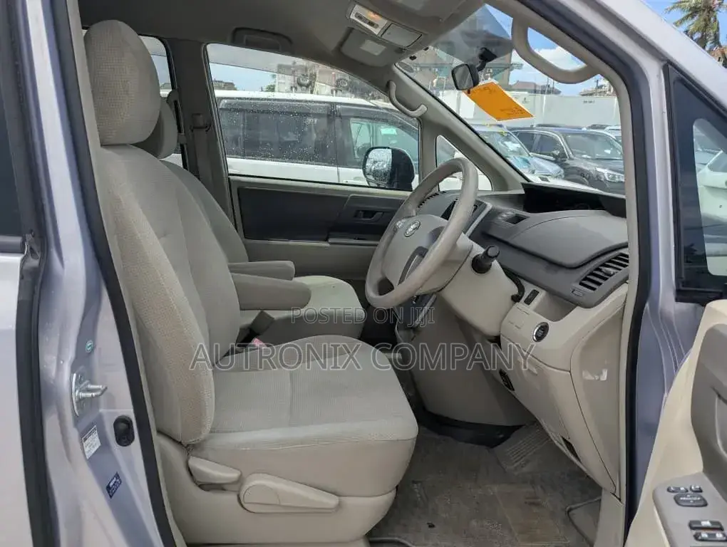 Toyota Noah 2.0 143hp AWD (7 Seater) 2009 Silver