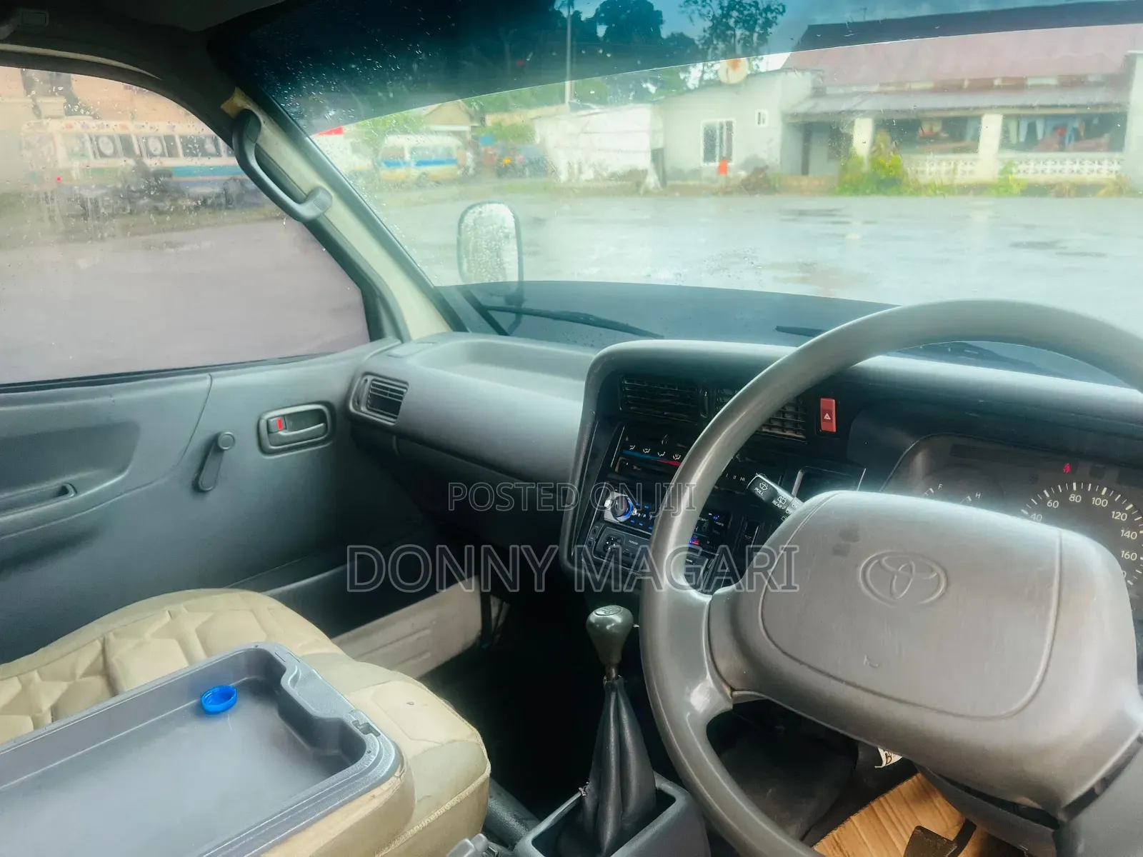 Toyota HiAce 2005 White