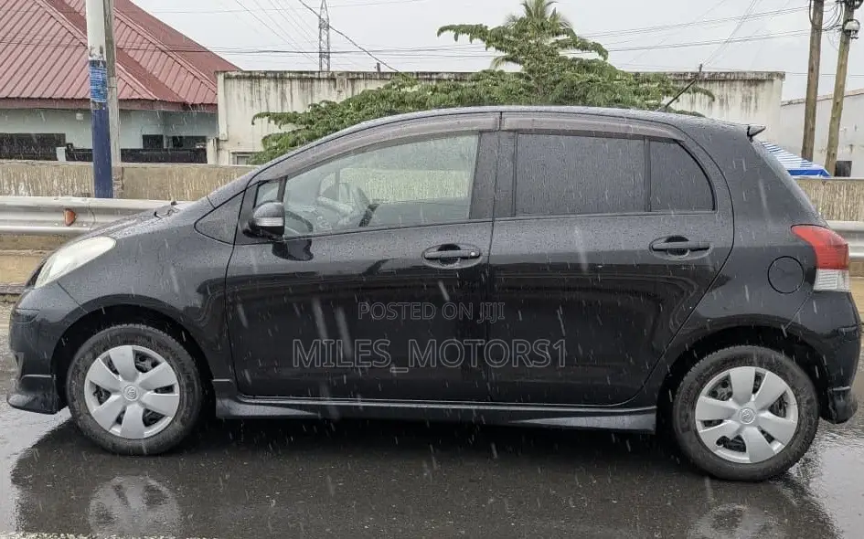 Toyota Vitz 2010 Black