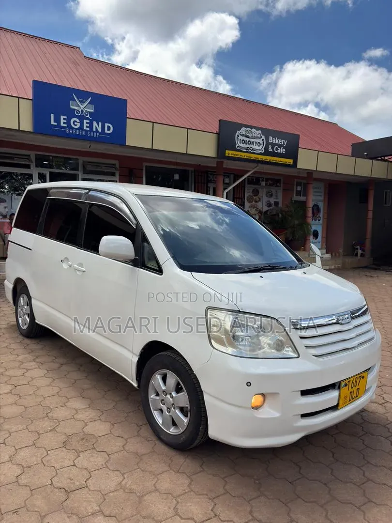 Toyota Noah 2005 White