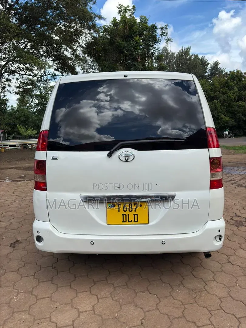 Toyota Noah 2005 White