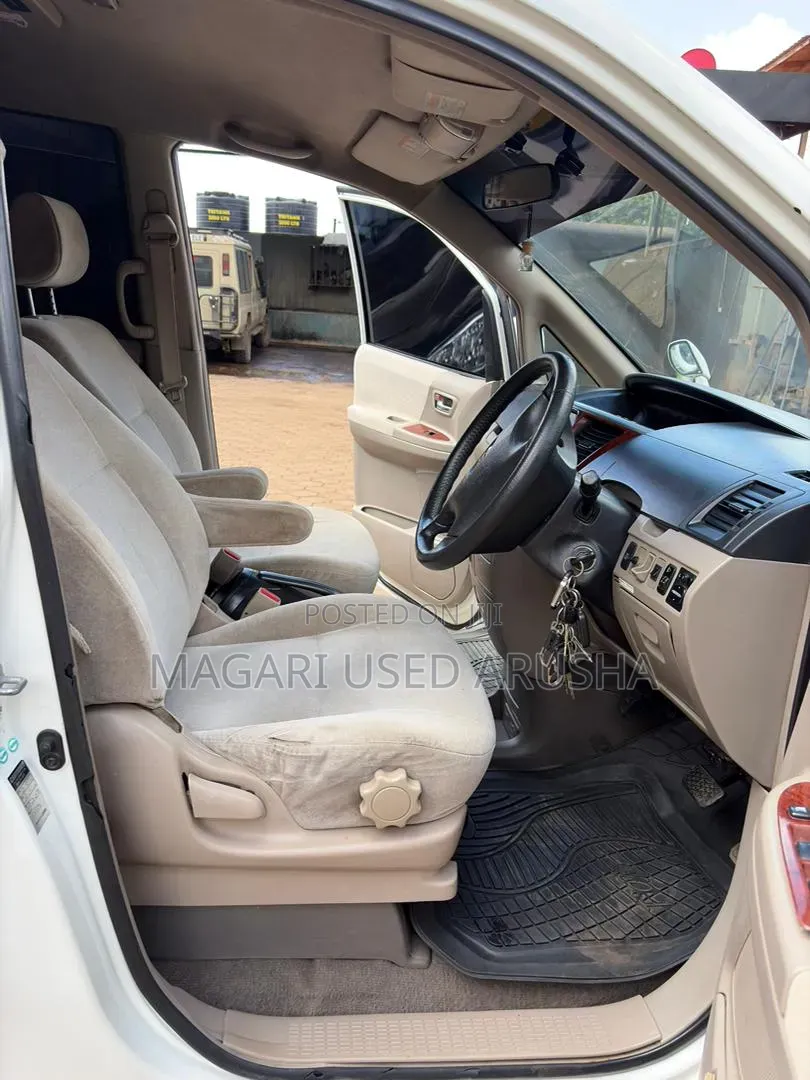 Toyota Noah 2005 White