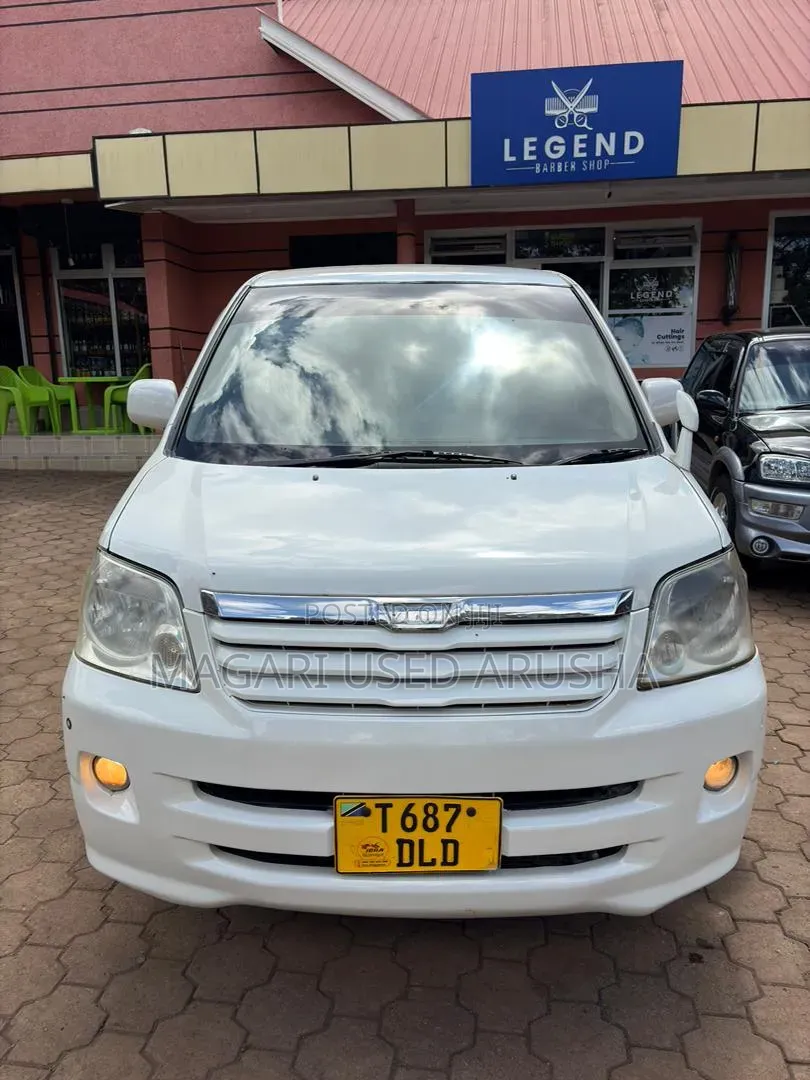 Toyota Noah 2005 White