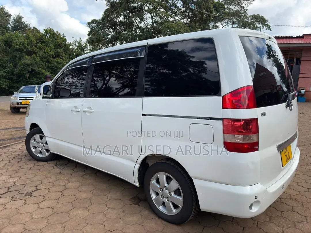 Toyota Noah 2005 White