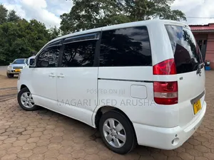 Toyota Noah 2005 White