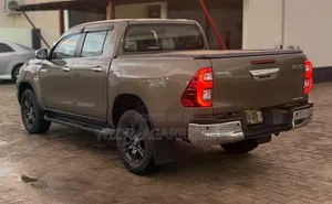 Toyota Hilux 2023 Brown