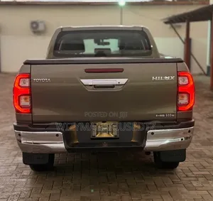 Toyota Hilux 2023 Brown