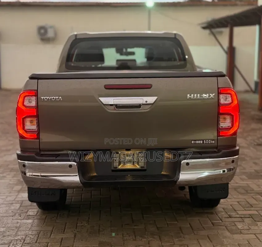 Toyota Hilux 2023 Brown