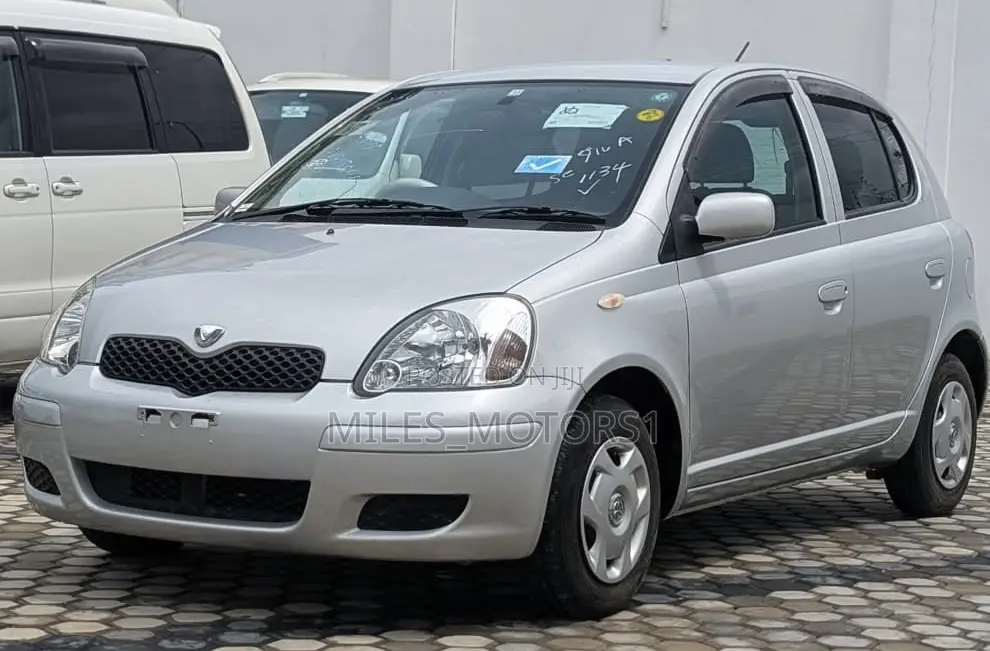 Toyota Vitz 2002 Silver
