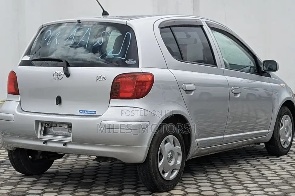 Toyota Vitz 2002 Silver